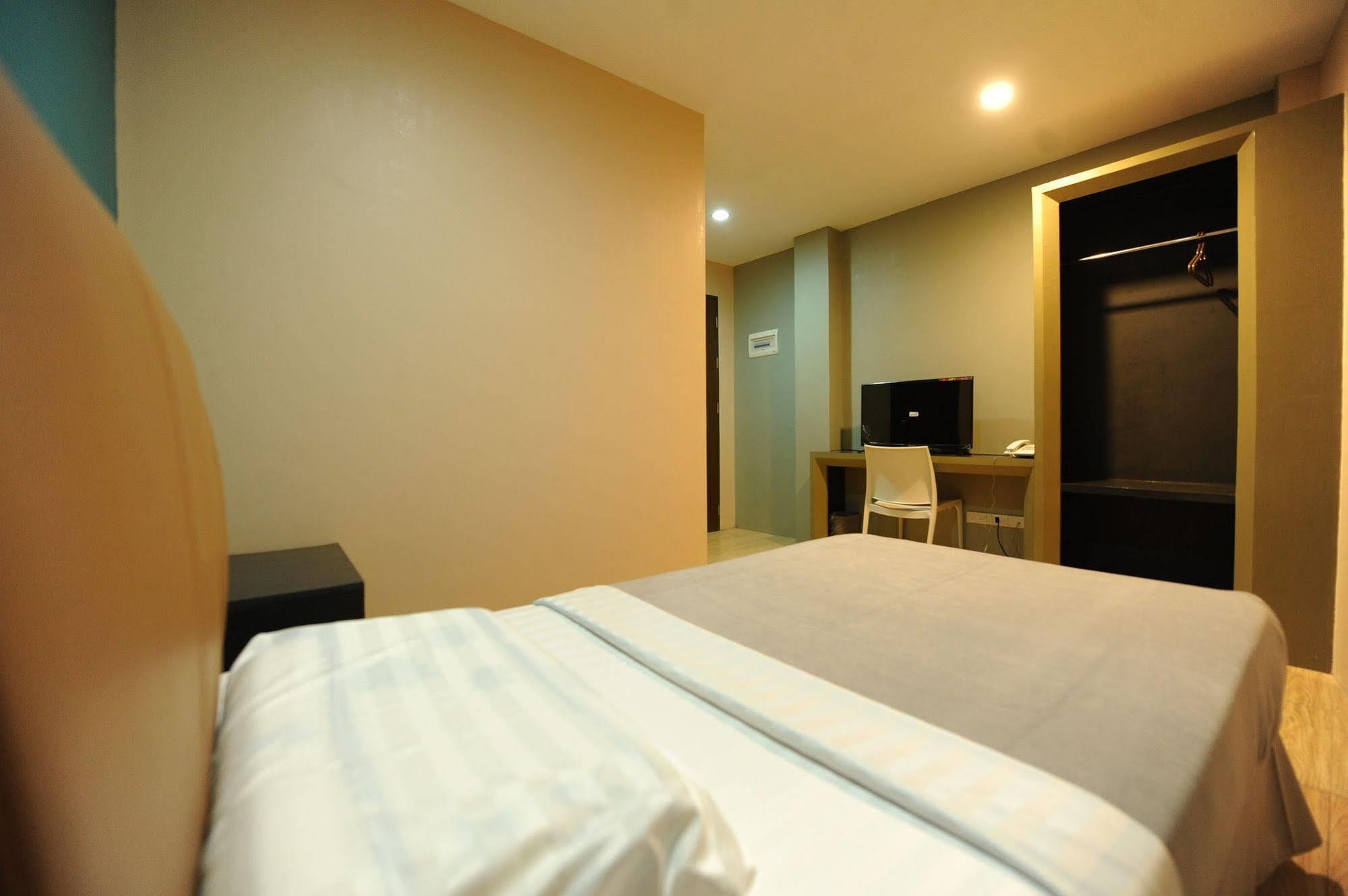 Urban Living Zen Hotel Davao Stadt Exterior foto