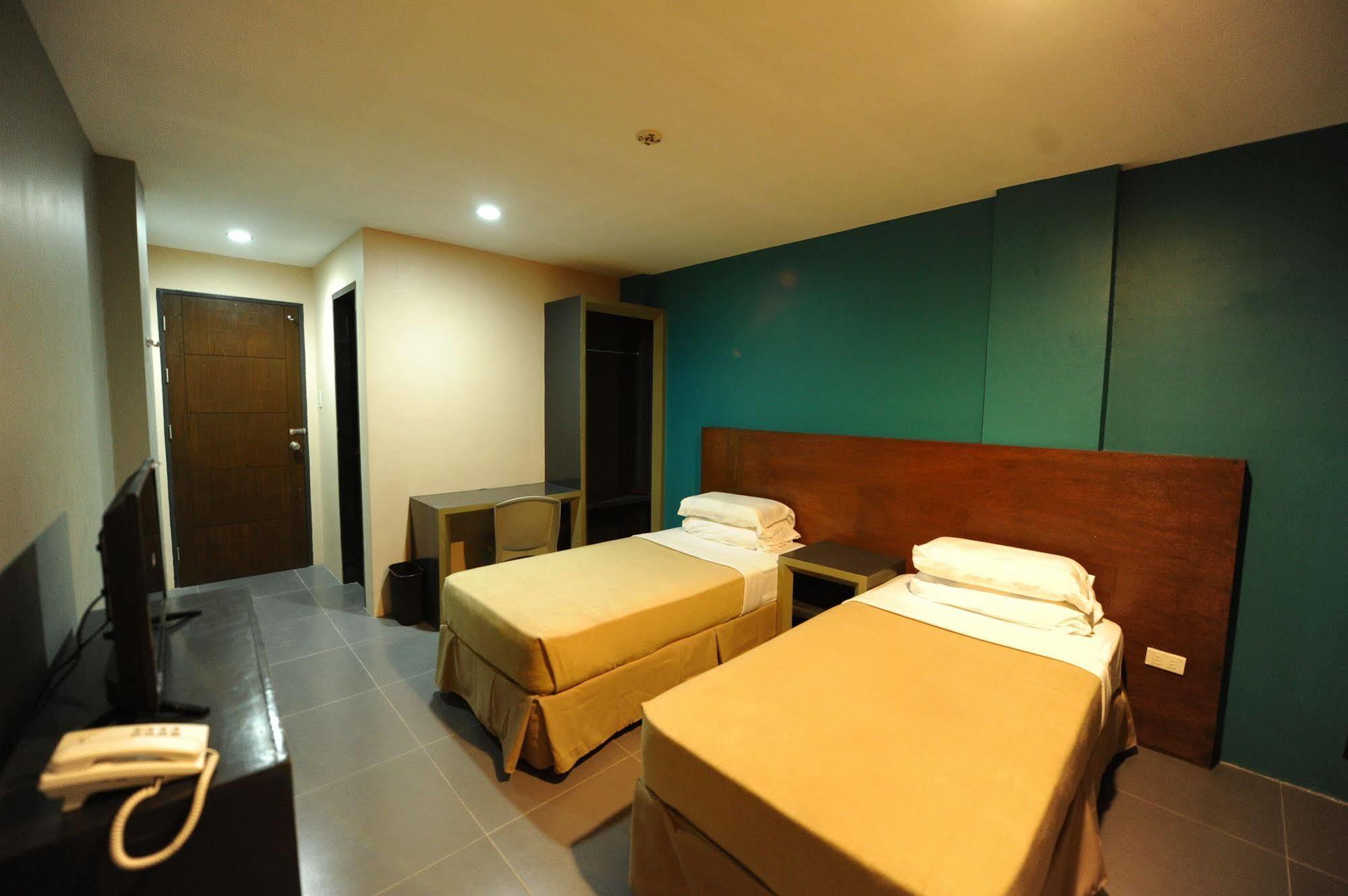 Urban Living Zen Hotel Davao Stadt Exterior foto